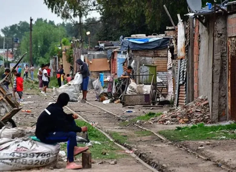 Se enlentece la caída de la pobreza y persiste la presión sobre los ingresos
