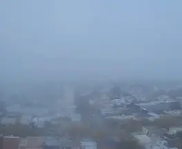 Desde arriba, la ciudad quedó tapada por una densa capa de niebla