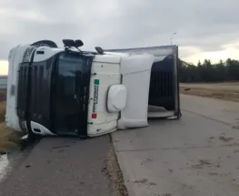 Chofer sanjuanino terminó con su camión volcado y quedó infraccionado por conducir alcoholizado