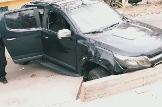 Una distracción terminó con una camioneta dentro de un canal de riego