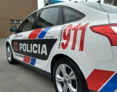 Un joven fue asaltado por tres hombres y terminó sin campera ni zapatillas