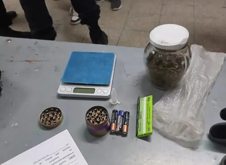 Detuvieron a un joven tras huir de un choque y hallarle marihuana y elementos de fraccionamiento