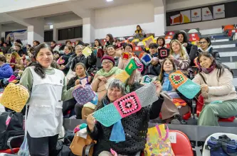 Una convocatoria reunió a más de 500 tejedoras y dejó cerca de 60 mantas para donar