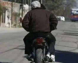 Denunció que un conocido lo amenazó y le robó la moto tras detenerse a comprar cigarrillos