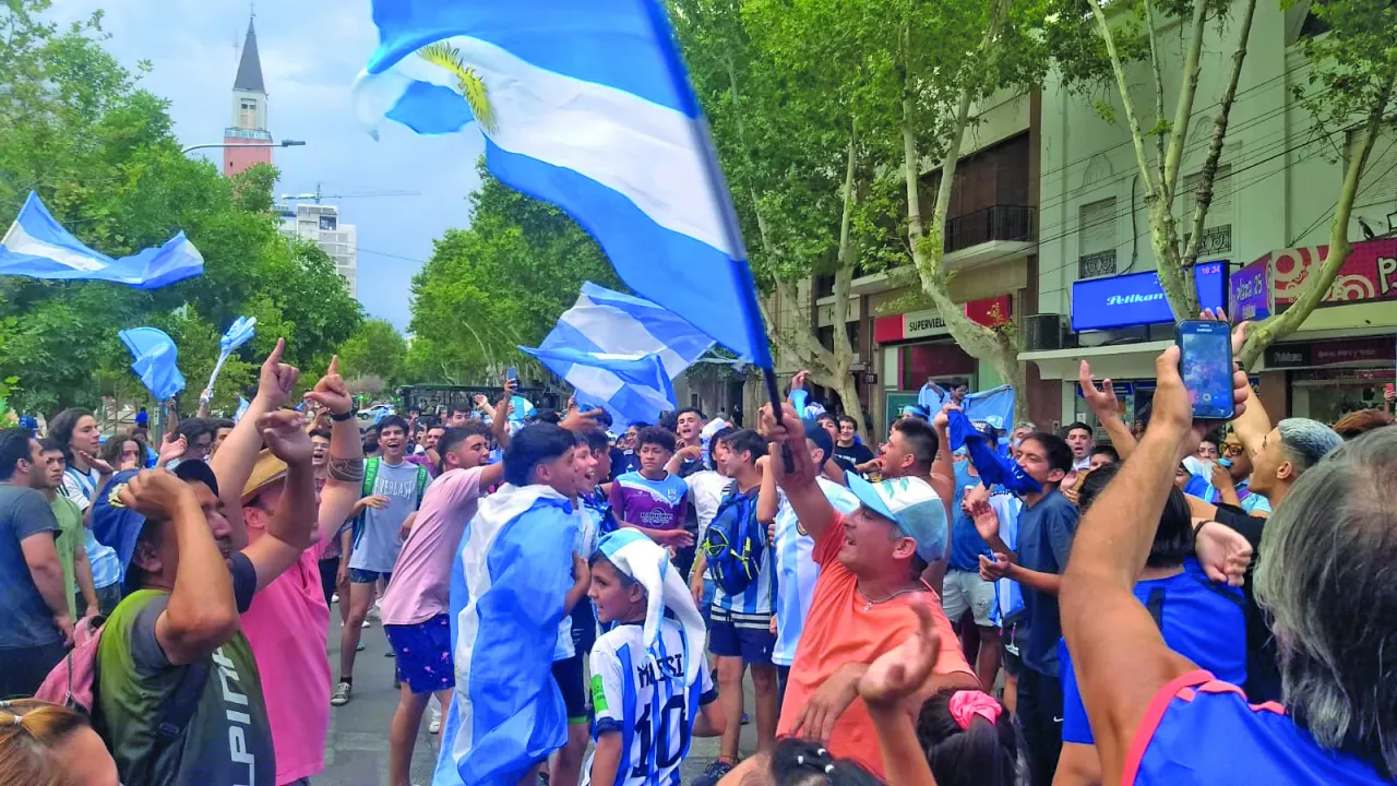 Festejos Plaza 25 luego del pase a semifinales.jpg