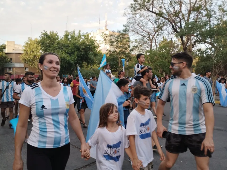 Festejos Plaza 25 luego del pase a semifinales 11.jpg