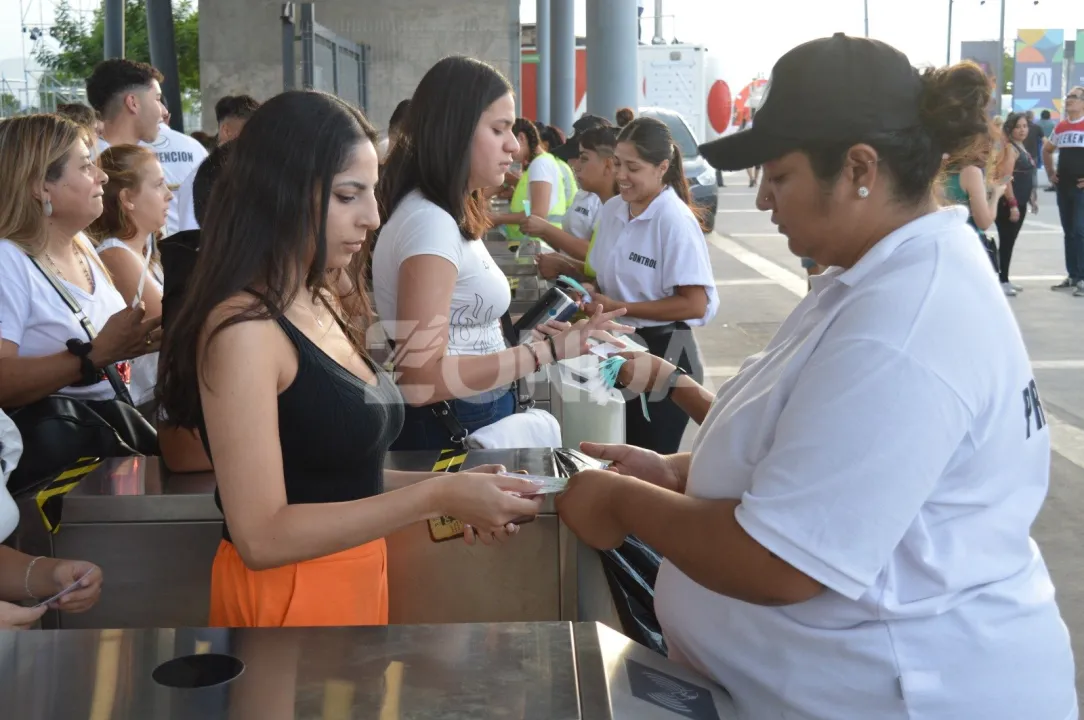 así colman el Costanera Complejo Ferial en la segunda noche de la FNS (11).jpg
