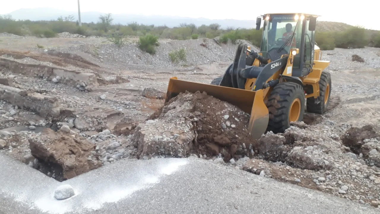Trabajadores viales reponen la ruta 40 en la zona norte de la provincia