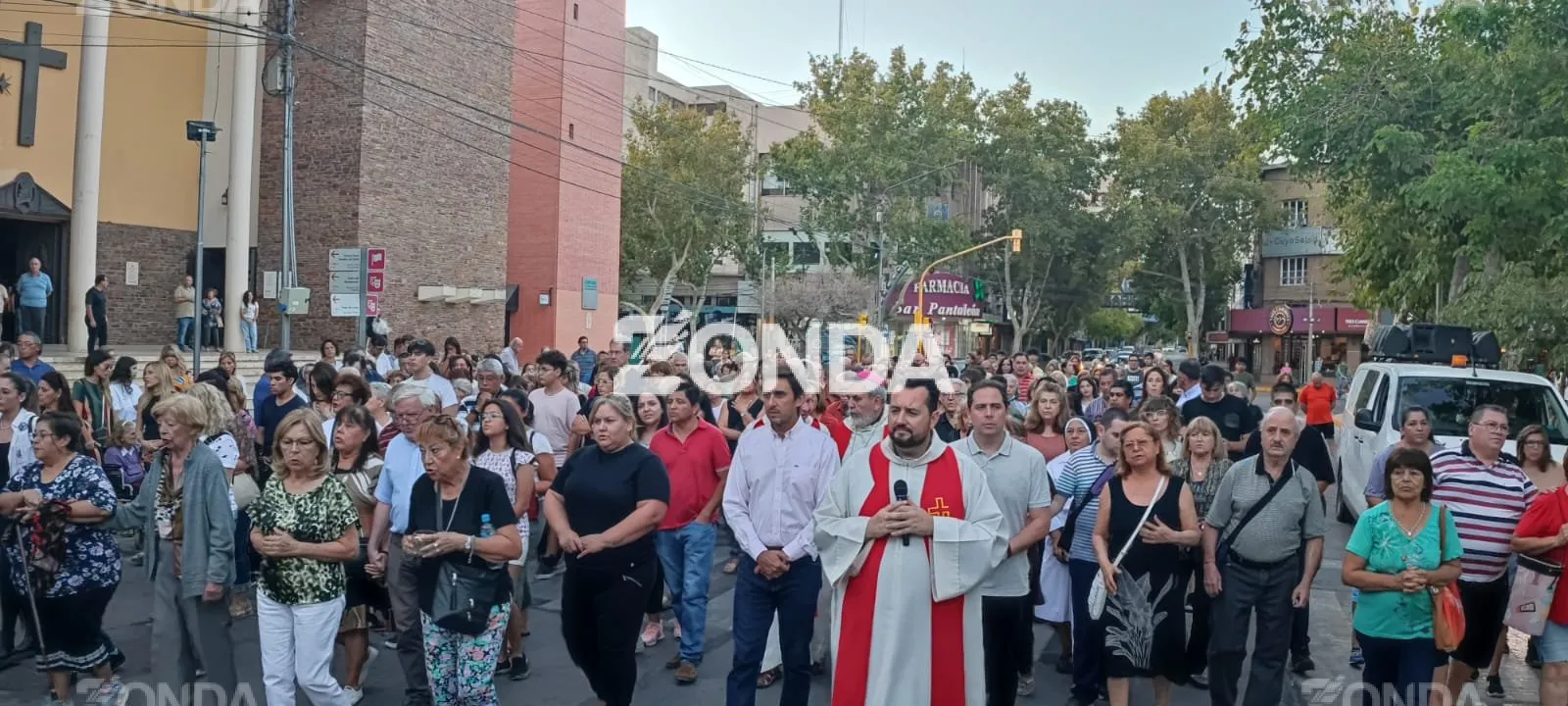 Sanjuaninos acompañan a cristo en el Vía Crucis