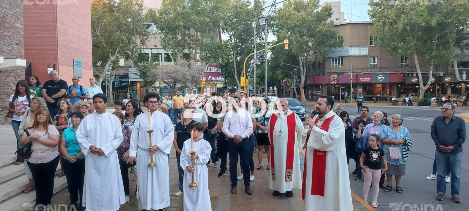 Sanjuaninos acompañan a cristo en el Vía Crucis