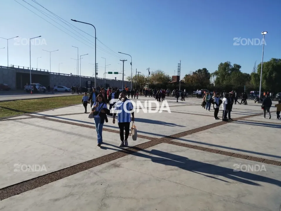 hinchas llegan al estadio (7).jpg