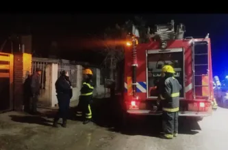 Bomberos sofocan un incendio en una vivienda