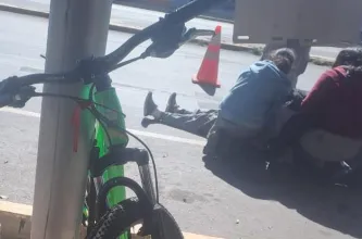 Una ciclista y un motociclista chocan e impactan a un auto estacionado