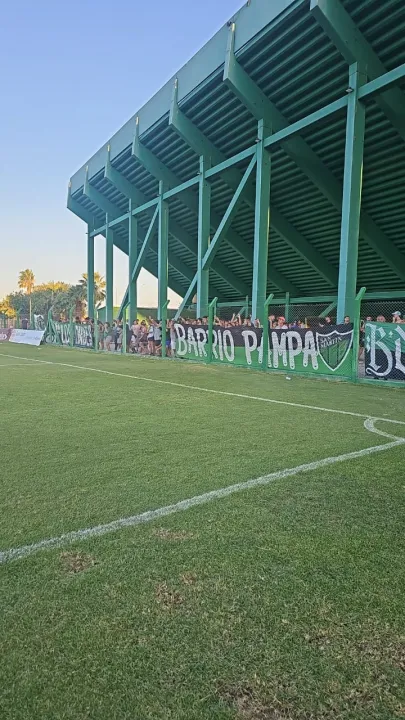 hinchas San Martin viendo la reserva 3.jpg