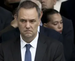 Pollicita confirmó un viaje familiar de Adorni a Aruba en primera clase