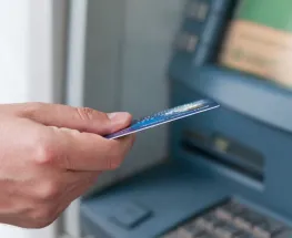 Sospechan que un hombre gastó $2 millones con la tarjeta de su ex: la justicia investiga