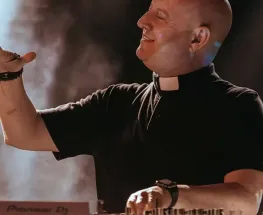 Multitud en Plaza de Mayo: homenaje a Francisco con música electrónica y el sacerdote DJ como protagonista