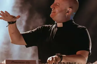 Multitud en Plaza de Mayo: homenaje a Francisco con música electrónica y el sacerdote DJ como protagonista