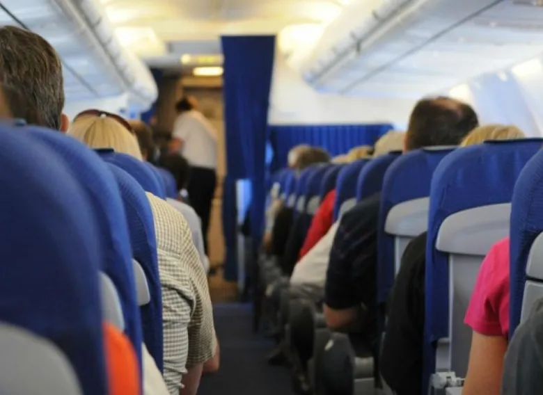 Detuvieron a dos pasajeros acusados de mantener relaciones sexuales durante un viaje en avión