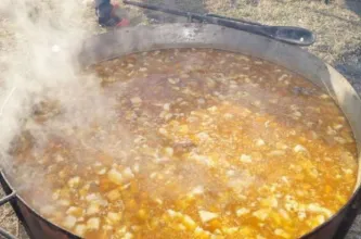 Cáritas San Juan prepara un locro patrio para financiar sus programas sociales