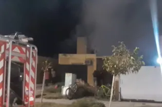 Una Trafic quedó destruida tras un fuego en un garaje de Sarmiento