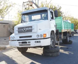 Un camión volcó en Santa Lucía durante una maniobra de carga