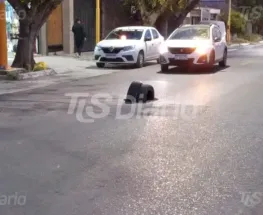 Una tapa de alcantarilla en mal estado complica la circulación en el límite entre Santa Lucía y Capital