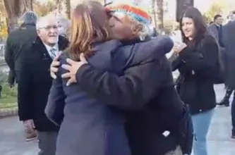 Un semitero obsequió una semita a Susana Laciar tras el izamiento en la Plaza 25 de Mayo