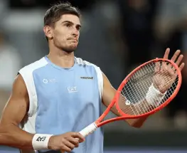 Arnaldi se retiró por un virus y Cobolli avanzó sin jugar a la final de Roland Garros