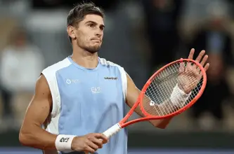 Arnaldi se retiró por un virus y Cobolli avanzó sin jugar a la final de Roland Garros