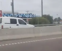Un vehículo circuló en contramano por Ruta 40 y generó tensión en el acceso al Bicentenario