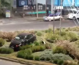 Un Fiat Cronos quedó sobre un espacio verde tras un choque en Circunvalación