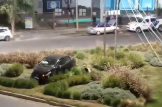 Un Fiat Cronos quedó sobre un espacio verde tras un choque en Circunvalación