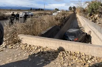 Un auto terminó en un canal y la conductora resultó ilesa