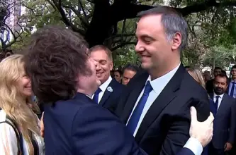 Milei vuelve al país y se acelera la salida de Manuel Adorni