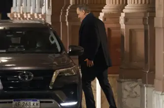Acusan a Adorni de conservar custodia y auto oficial tras dejar el cargo