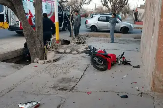 Choque entre un auto y una moto: una motociclista fue trasladada al hospital