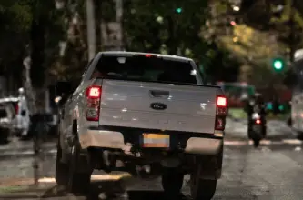 Una camioneta se desvió en Avenida Libertador y chocó contra una luminaria