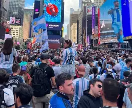Una marea albiceleste copó Times Square en la previa de la final ante España