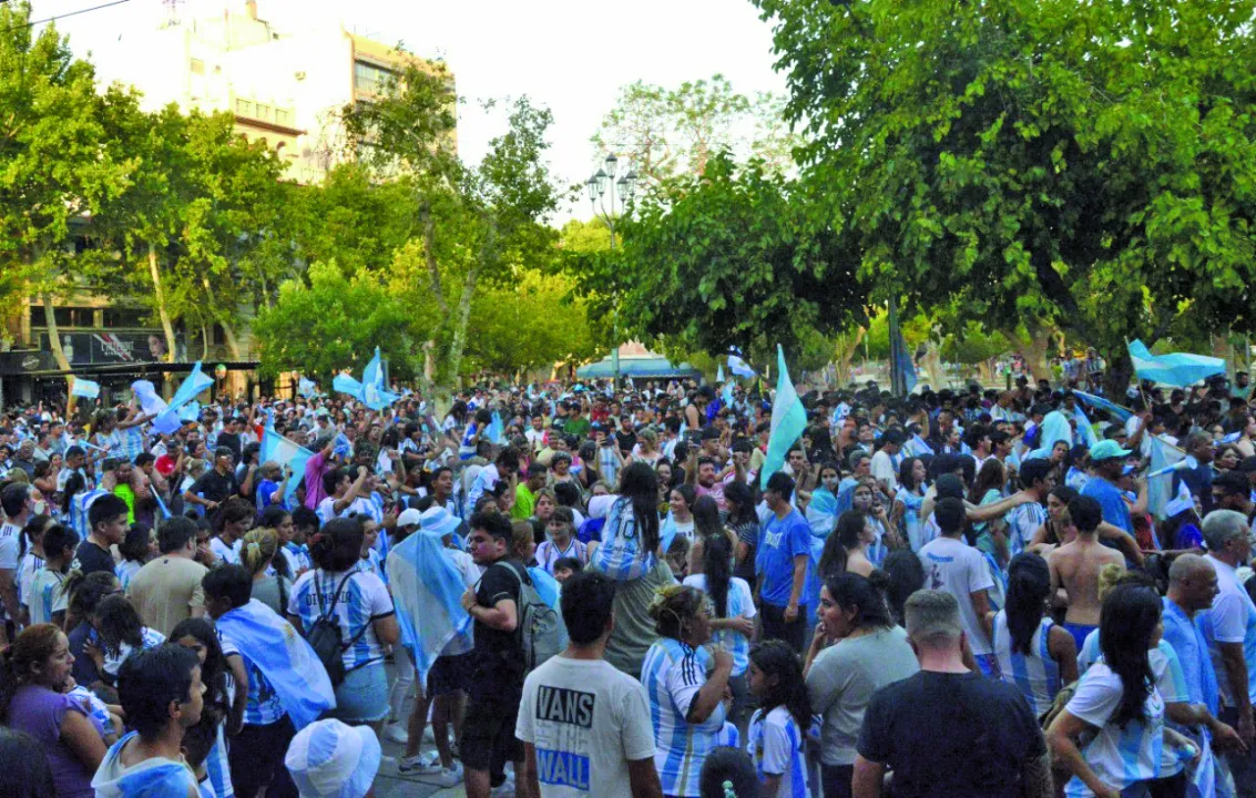 Festejos Plaza 25 luego del pase a semifinales 12.jpg