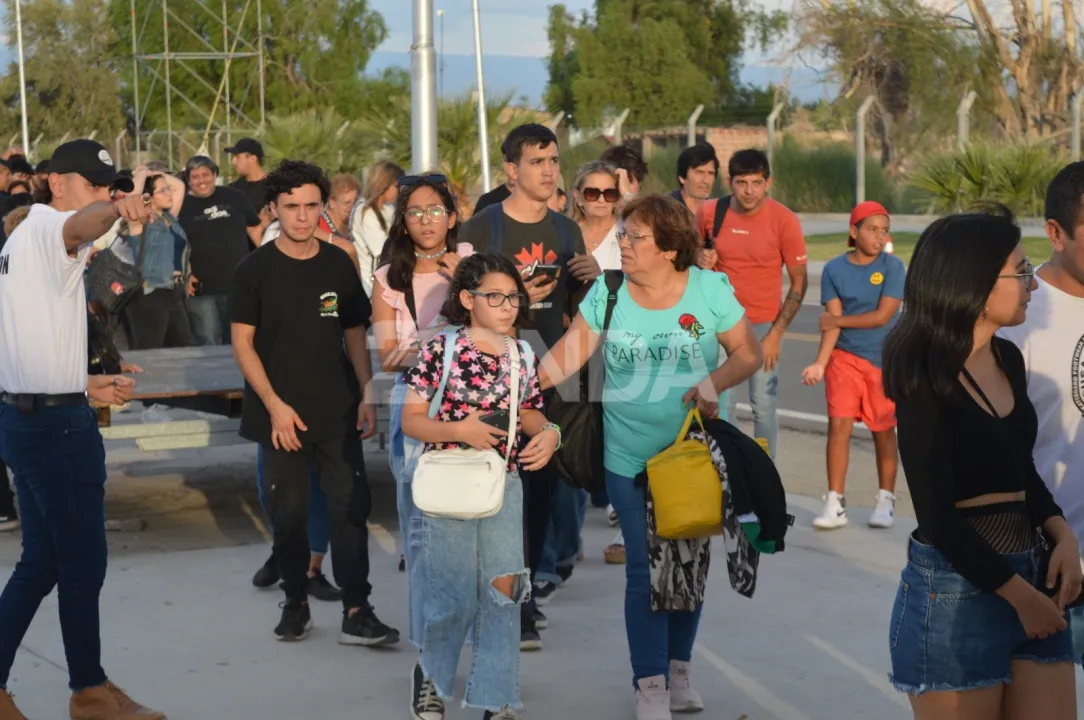 así colman el Costanera Complejo Ferial en la segunda noche de la FNS (1).jpg