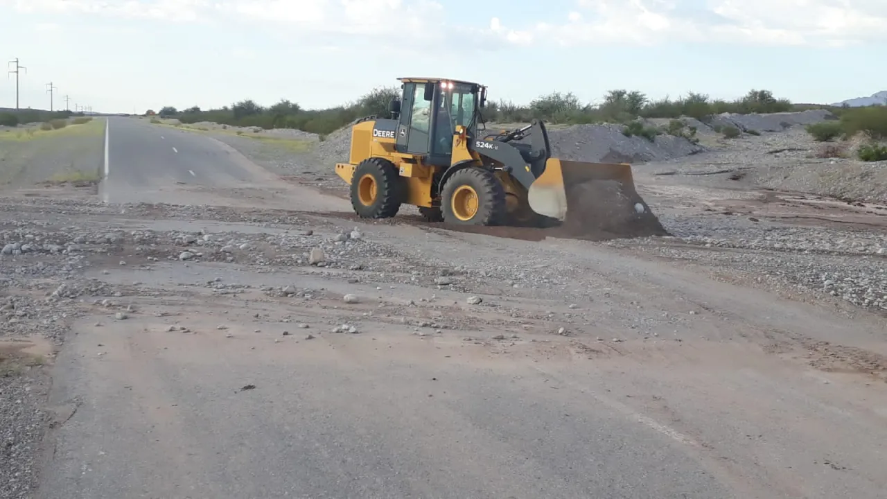 Trabajadores viales reponen la ruta 40 en la zona norte de la provincia