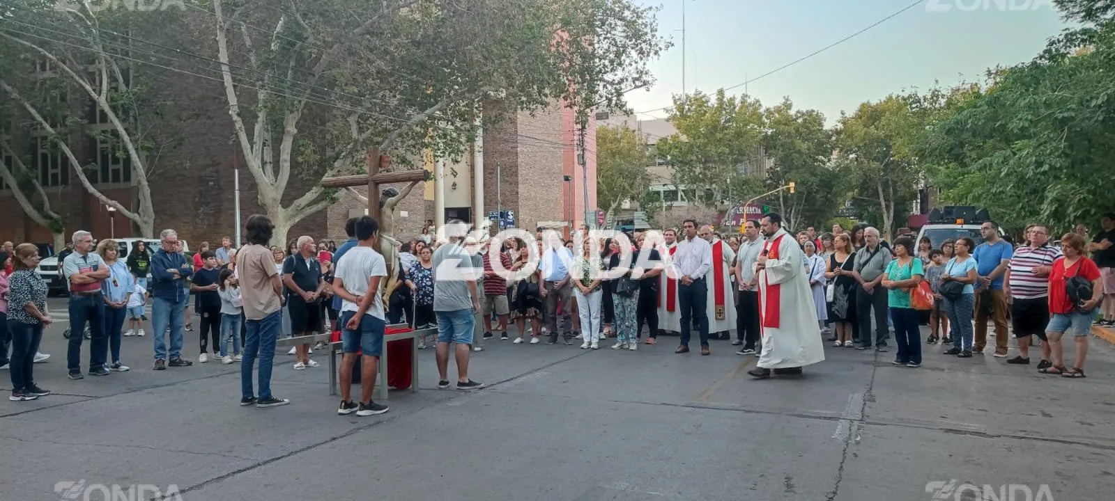 Sanjuaninos acompañan a cristo en el Vía Crucis