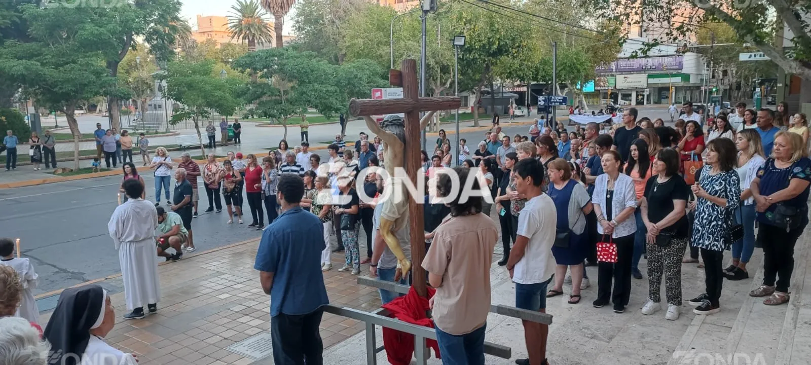 Sanjuaninos acompañan a cristo en el Vía Crucis