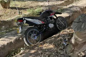 Tristeza por la muerte de un motociclista que se estrelló con un árbol en el Jardín de Los Poetas