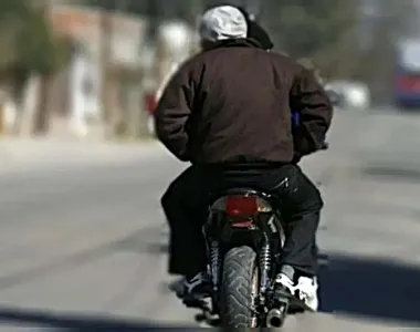 Motochorros atacaron a un hombre frente a un club y le robaron el celular