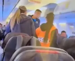Escándalo total: un futbolista del ascenso gritó "bomba" en un avión y terminó detenido