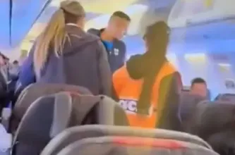 Escándalo total: un futbolista del ascenso gritó "bomba" en un avión y terminó detenido