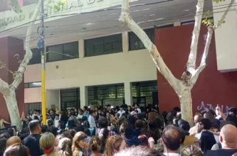 Docentes universitarios convocan a un abrazo simbólico en la Escuela Industrial durante una nueva semana de paro