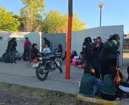 Una sentada en la Escuela Arturo Illia expuso reclamos por luz, calefacción y fallas edilicias
